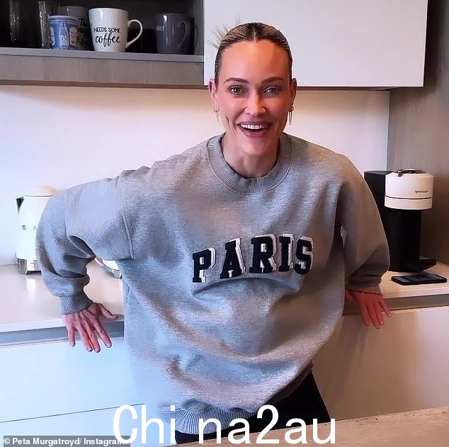 与星共舞的校友 - 去年迎来了她的第二个孩子 - 还写道,她和她的丈夫 Maks 都“太幸福了,准备很快成为一个 5 口之家!” '