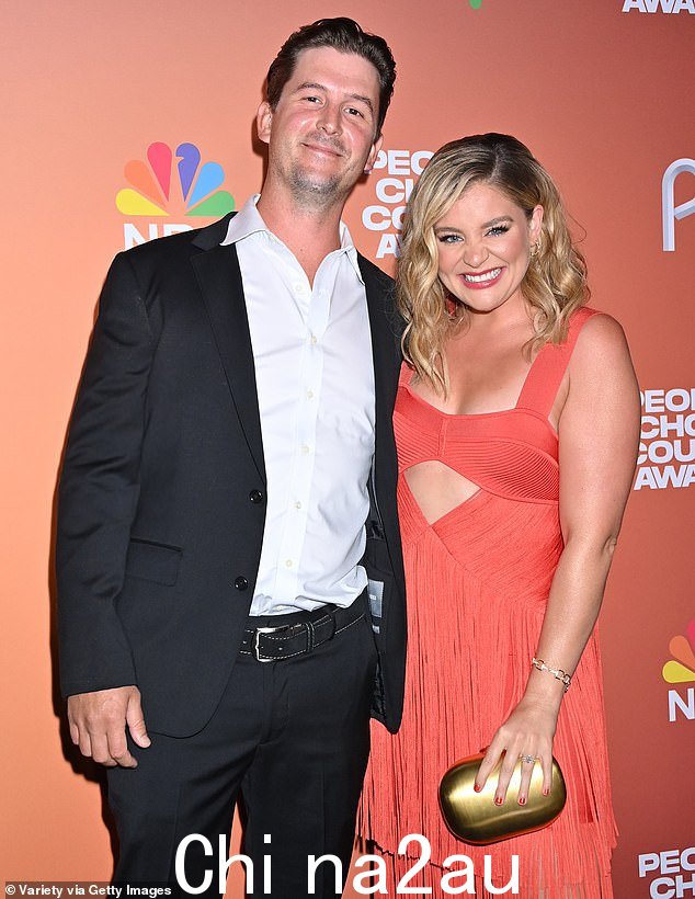 劳伦·阿莱娜 (Lauren Alaina) 与卡姆·阿诺德 (Cam Arnold) 于周日在纳什维尔谢默霍恩交响乐中心举行的婚礼上喜结连理;拍摄于 2023 年
