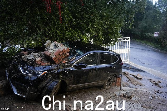 阵风如此猛烈,将砖块吹到汽车上,导致周一斯蒂迪奥城一片混乱