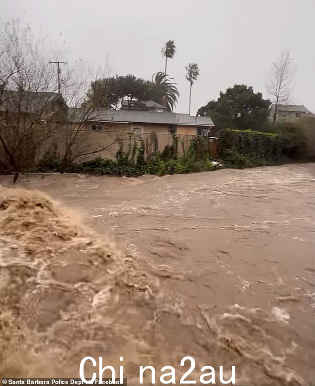 圣巴巴拉警察局分享了一段视频,棕色的水从 Mission Creek 中喷涌而出,穿过 West Haley 街和 De La Vina 街,周日将道路变成了河流