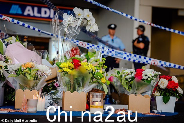 怀特女士被杀的购物中心留下了鲜花