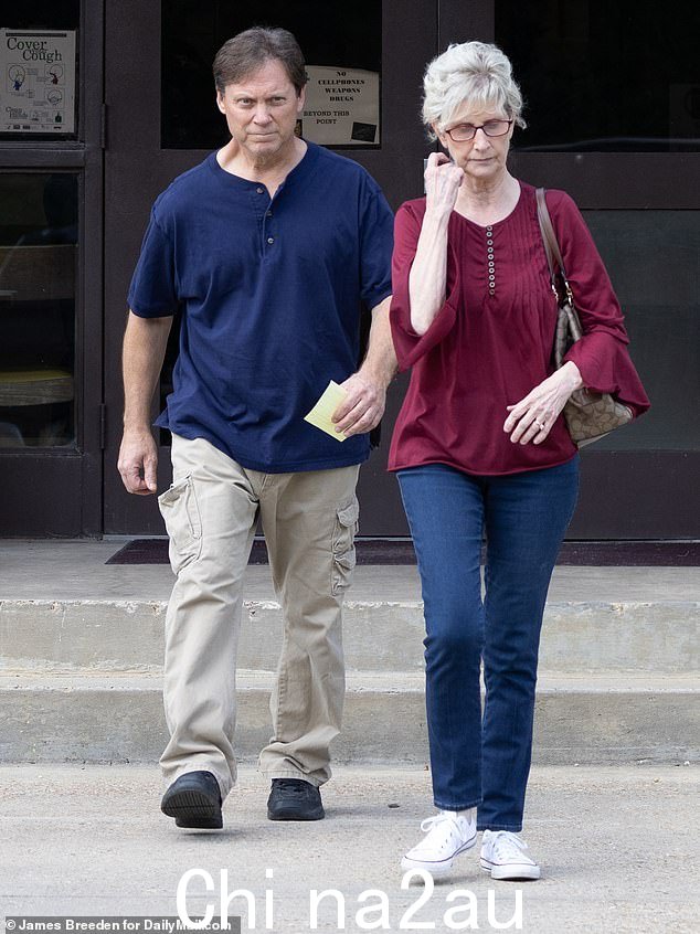 克莱和希拉·弗莱彻于 2022 年 5 月获保释时合影
