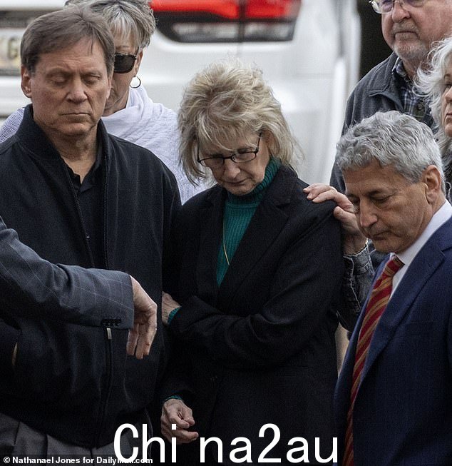 史蒂文·摩尔律师(右)说这对夫妇“爱死他们的女儿”