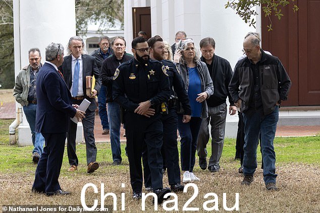 周一上午听证会后,这对夫妇在朋友、家人和执法人员的簇拥下离开法庭