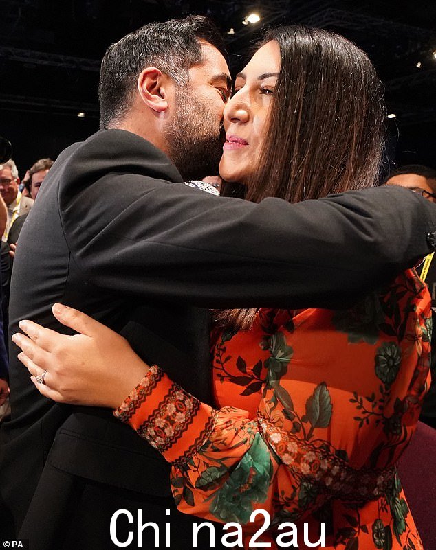 Yousaf 先生于 2019 年与 Nadia El-Nakla 再婚,并谈到他如何通过“划定界限”来帮助保护自己的心理健康