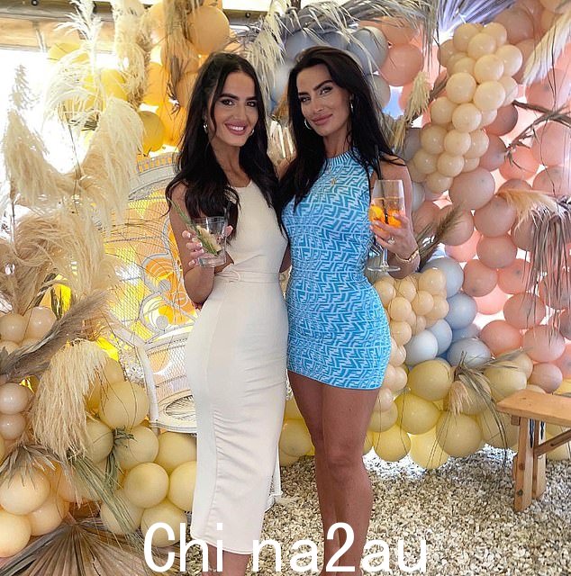 Annie的妹妹Sian再次击中劳伦·古德曼周一晚上,她在 Instagram Stories 上持续不断的不和