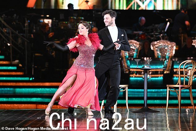 Ellis 目前正忙于 Strictly UK 巡演,《妙探线索 2》的全球首映将于 2 月 29 日在伦敦里士满剧院拉开帷幕