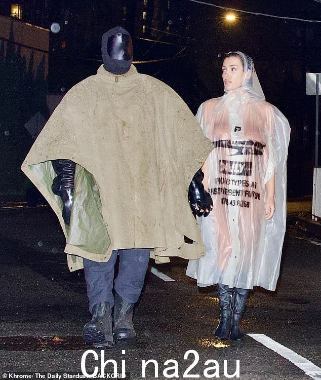 她的另一只手被 Kanye 牢牢抓住,而 Kanye 似乎也没有冒险,穿着防水服迎接菠萝快车风暴袭击西海岸