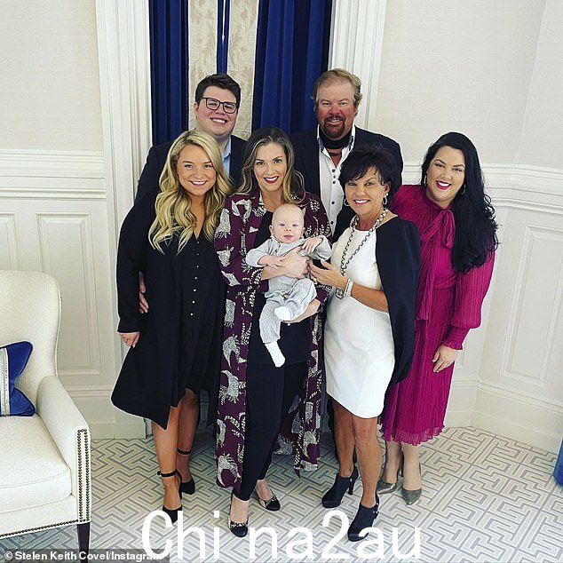 Keith 与他的儿子 Stelen(左)、Stelen 的妻子 Haley、他的女儿 Shelley(前面抱着婴儿)、他的妻子 Tricia 和他的另一个女儿 Krystal