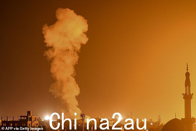 2 月 6 日,在持续的战争中,以色列轰炸加沙地带南部拉法,烟雾滚滚