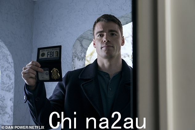 Netflix 已确认制作2023 年收视率最高的节目《夜间特工》的第二季已开始播出。图为:加布里埃尔·巴索 (Gabriel Basso) 饰演该剧主角,彼得·萨瑟兰 (Peter Sutherland)