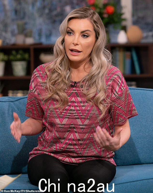 37 岁的克里斯托·赫夫纳 (Crystal Hefner) 在周二的《今晨》节目中详细介绍了住在花花公子大厦的真实感受,透露了她和休·赫夫纳在真人秀节目《嫁给赫夫》中的巨大薪酬差异。 =