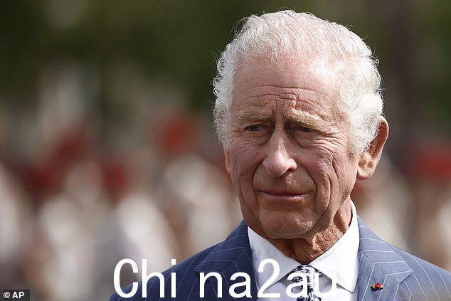 专家警告说,在查尔斯的癌症诊断和威尔士王妃的健康问题中,国王精简的君主制看起来“非常破旧”(查尔斯国王九月在巴黎合影)