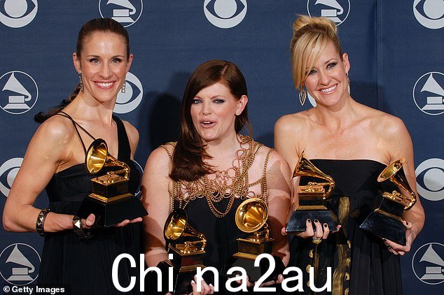 2003 年,基思与其他乡村偶像迪克西小鸡 (The Dixie Chicks) 发生争执,尤其是歌手娜塔莉·梅因斯 (Natalie Maines),她说她讨厌基思的歌曲《Courtesy of the Red, White and Blue》(摄于 2007 年)