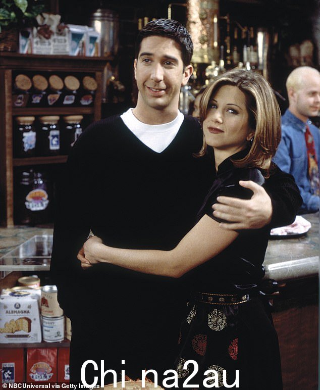 他们的角色 Rachel Greene 和 Ross Gellar 参与了整个节目的主要情节之一,因为他们被认为是节目的“真正的一对”或结局;他们出现在 1995 年