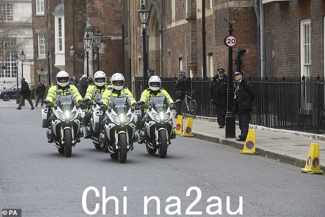 苏塞克斯公爵抵达前,警察在克拉伦斯宫外护送