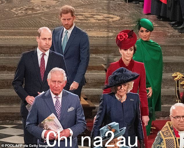 2020 年在伦敦举行的英联邦服务中,哈里和梅根走在高级王室成员身后