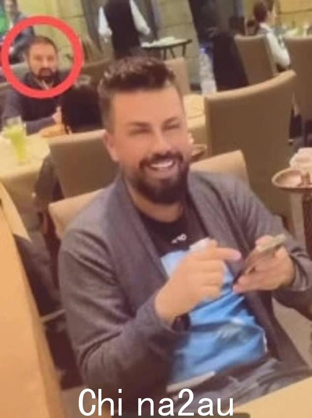 Jean Nassif(圈出的)在他的 Toplace 开发公司发生大规模崩溃后逃往海外,被发现在黎巴嫩购物中心的美食广场吃饭