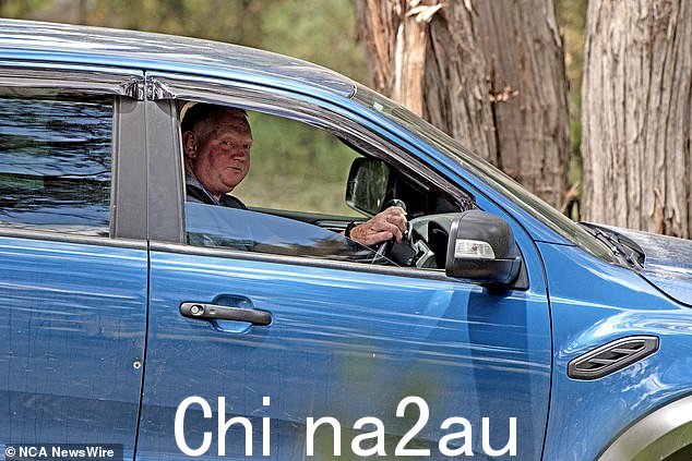 他随后离开了犯罪现场,据说是要返回这对夫妇位于东巴拉瑞特的家