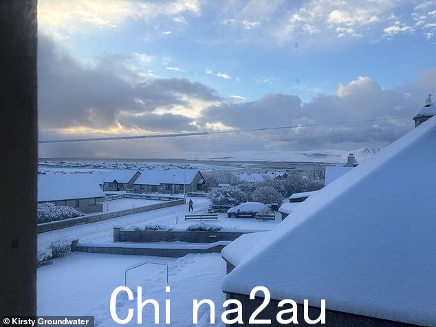今天早上奥克尼群岛斯特罗姆内斯的田野和房屋顶上有雪