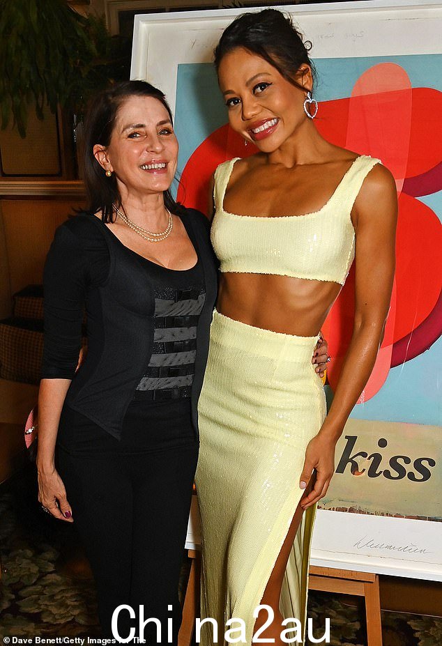 58 岁的萨迪·弗罗斯特 (Sadie Frost) 和 37 岁的艾玛·韦茅斯 (Emma Weymouth) 带领名人出席周二在奇尔特恩消防站举行的 NuEarth 发布会