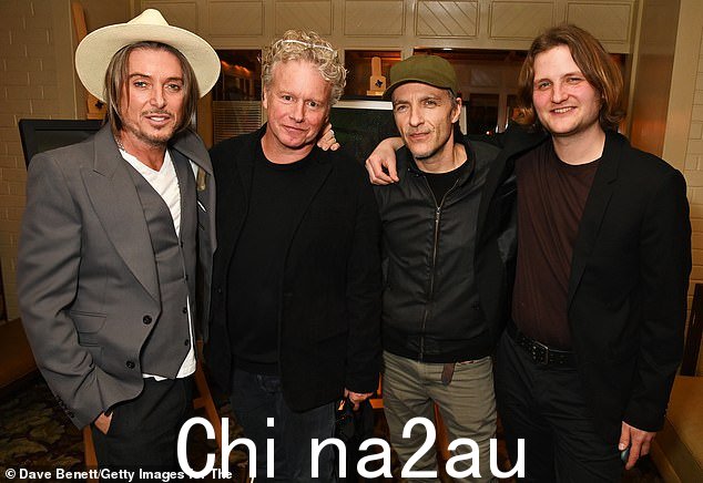 Daniel 和 Chris 很快会见了 Dan Baldwin 和 Jay Sharrock(最右边,Oasis 的 Chris Sharrock 的儿子)