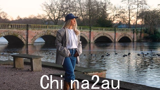 这位金发美女后来穿上了一件超大的灰色西装外套,搭配休闲白色 T 恤、亮蓝色牛仔裤和棕色牛仔靴