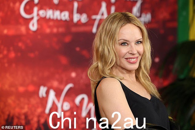 在 Instagram 视频中,凯莉在标记 Sia 的同时写下“明天”和星星眼表情符号。这首名为《Dance Alone》的歌曲是凯莉自凭借热门单曲 Padam Padam 登上美国排行榜以来的首次合作。