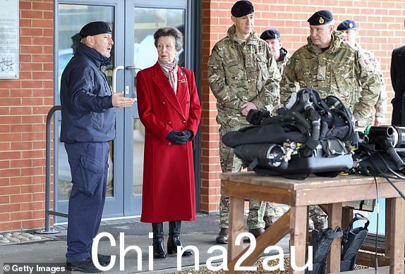 英国比斯特 - 2 月 07 日:安妮公主,长公主聆听达伦·鲍威尔中尉, 2024 年 2 月 7 日,英国比斯特,英国皇家海军水下爆炸物处理专业操作员参观了位于圣乔治军营的国防爆炸物处理训练团。长公主是皇家后勤部队的上校。 (克里斯·杰克逊/盖蒂图片社摄)