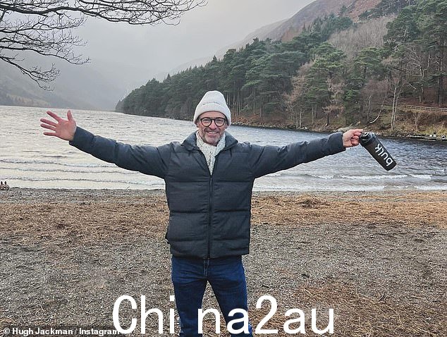 他在外出时穿着黑色棉袄、针织围巾和无檐便帽,穿着温暖,摆出姿势