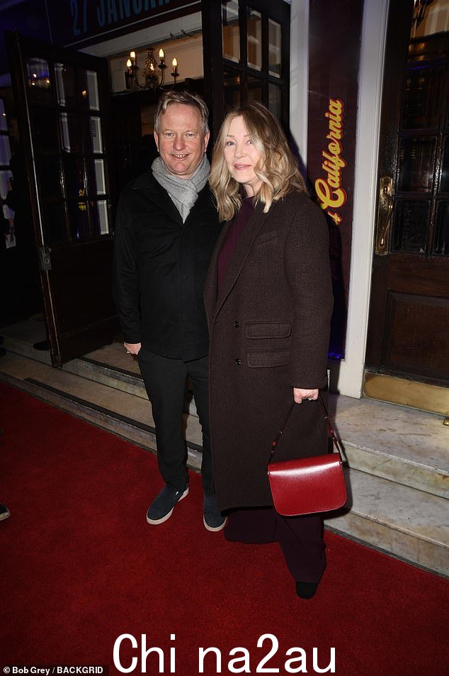 Radio Four 的 Kirsty Young,由她的丈夫陪同尼克·琼斯穿着栗色羊毛风衣出现在活动现场时,看起来一如既往的优雅