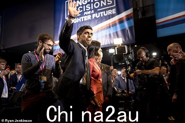 Rishi Sunak 在去年 10 月保守党大会第四天也是最后一天发表演讲时向人群挥手致意
