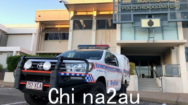 昆士兰警方正在调查一名 34 岁男子的死亡事件在偏远的采矿小镇伊萨山被刺伤的老人。图片:QPS