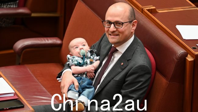 参议员 Raff Ciccone 和他的男婴参议院在堪培拉议会大厦举行。图片:NCA NewsWire / Martin Ollman