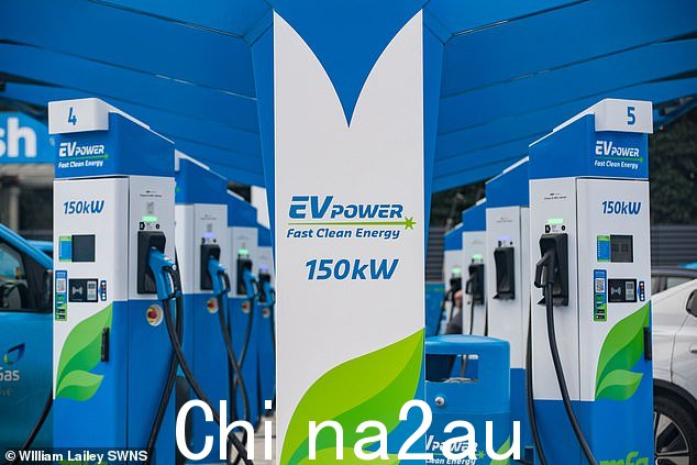 政府设定了到 2023 年底在所有高速公路服务站安装 6 个充电器的目标,但 1 月份透露,政府在实现这一目标方面惨遭失败。图为:曼彻斯特斯特雷特福德的电动汽车充电站