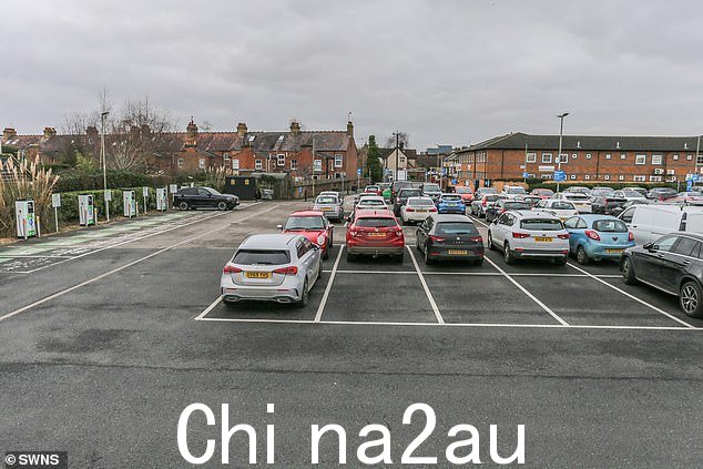 比斯特停车场几乎停满了汽油和柴油车(右),但电动汽车停车点(左)大部分是空的