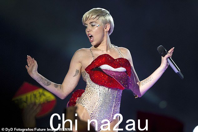 56 岁的经理在 Miley 的 Bangerz 巡演中逃跑几分钟后,她所睡的旅游巴士发生爆炸,她无法入睡,因此转向吸毒。