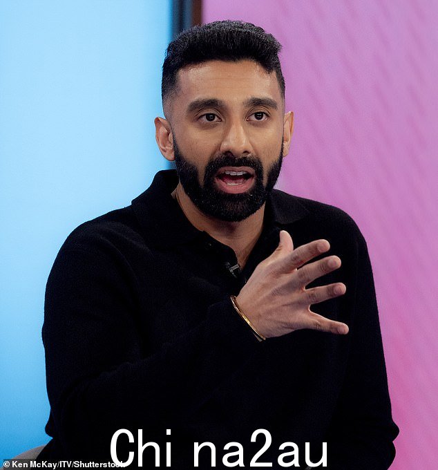 他说:'我感觉自己像一个反对政府的叛逆者,他是一个风度翩翩且富有感染力的人,我只是想为什么这个人如此自信。我想等一下,那里有些不对劲。'