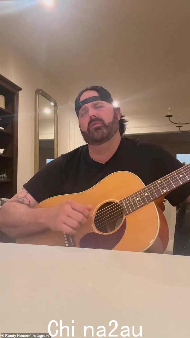Randy Houser,以其单曲《Anything Goes》而闻名,分享了他翻唱 Keith 2003 年歌曲《I Love This Bar》的片段,他称这首歌是他“最喜欢的”歌曲之一。 =