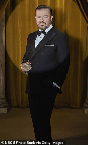 Ricky Gervais,62 岁,在该剧中扮演大卫·布伦特 (David Brent),在洛杉矶出席颁奖典礼时经常表现得衣冠楚楚。在金球奖上拍照