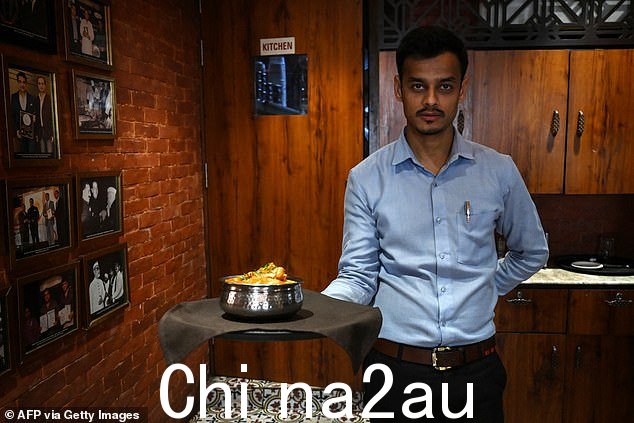 Gujral 家族正在寻求 2000 万卢比(190,180 英镑)的赔偿,并声称 Daryaganj 抄袭了 Moti Mahal 网站的布局及其餐厅的“外观和感觉”。图为 Moti Mahal 服务员