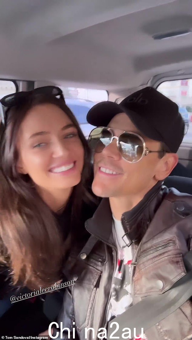 汤姆·桑多瓦尔 (Tom Sandoval) 与维多利亚·李·罗宾逊 (Victoria Lee Robinson) 于周三飞往拉斯维加斯,开始了他们作为情侣的第一次旅行,将他与维多利亚·李·罗宾逊 (Victoria Lee Robinson) 的新恋情提升到了一个新的高度