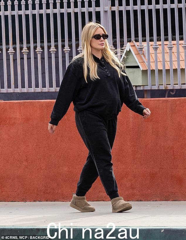 Duff 在周中独自出差时搭配一双棕色 Uggs 靴子完成了她的造型