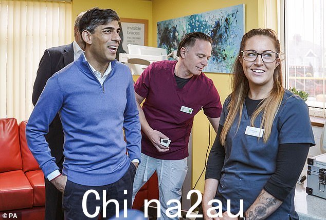 他的蓝图 ¿ 其中包括向牙医提供价值高达 20,000 英镑的“金色问候”,让他们搬到“沙漠” ¿ 标志着“对牙科非常重要的新投资”,让每个人都能“获得使用权”他们需要”,他说。图为今天 Gentle Dental 的 Sunak 先生