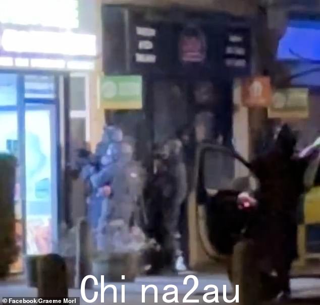 披萨店外的官员纽卡斯尔继续追捕逃犯 Ezedi