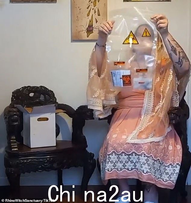这名穆斯林妇女甚至上传了一段她打开装有睾丸的包裹的 TikTok 视频,标题为“Deez Nuts 拆箱”