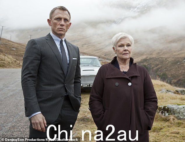 已与 Amazon MGM Studios Distribution 达成协议,提供点播电影(丹尼尔和朱迪·丹奇于 2012 年在《007:天幕杀机》中观看)