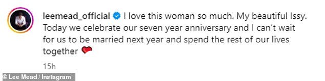 Lee 写道:“我非常爱这个女人。我美丽的伊西。今天我们庆祝结婚七周年,我等不及明年结婚了'