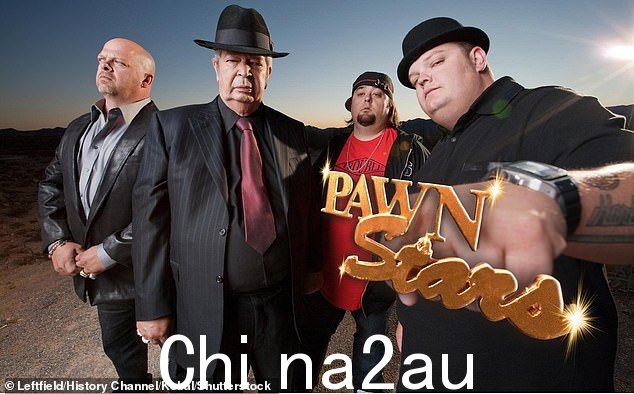Pawn Stars 的 Rick Harrison(最左)表示,人们对超级碗纪念品的兴趣通常会在 2 月份左右增加,因为每年都会举行大型比赛