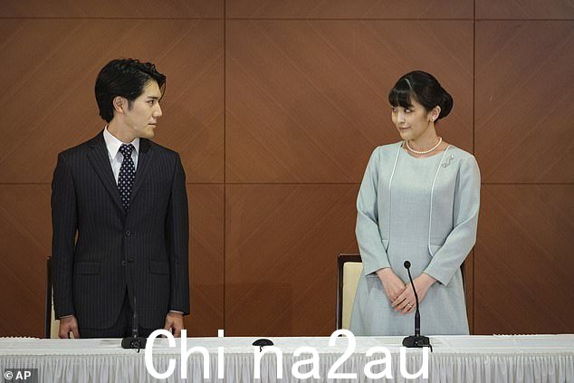 真子,30 岁,文仁皇太子的长女、德仁天皇的侄女,与大学恋人、平民小室圭订婚八年后在东京喜结连理